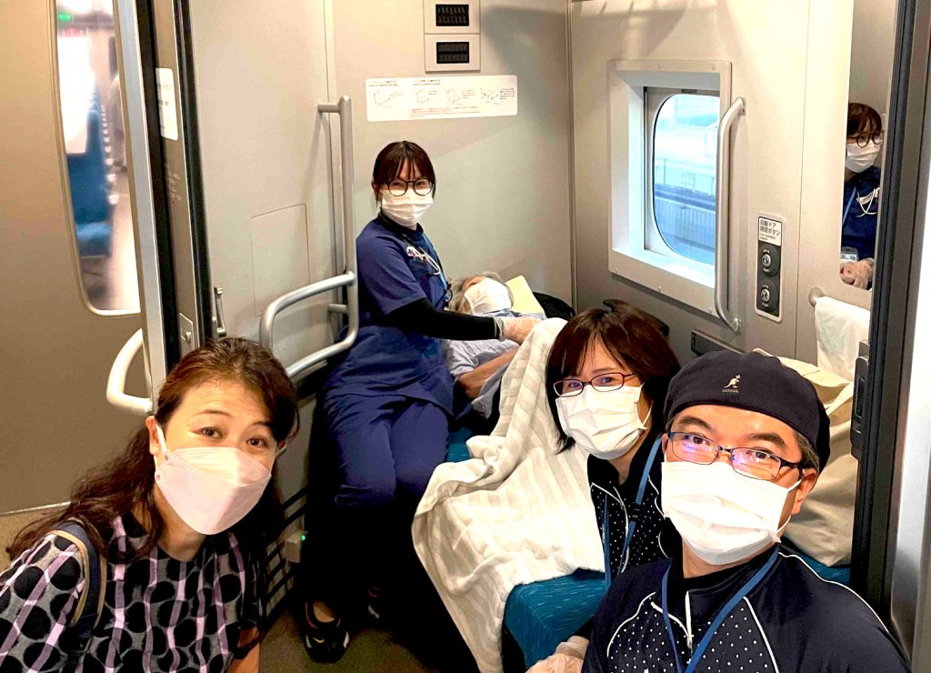 新幹線を利⽤してお⺟様を東京へ。看護師が最終⽬的地までアテンドしました。ご家族様も安⼼して連れて⾏けましたと、喜んでくださいました。
